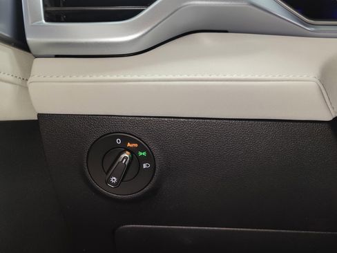 Used 2025 Volkswagen Taos SE image 24