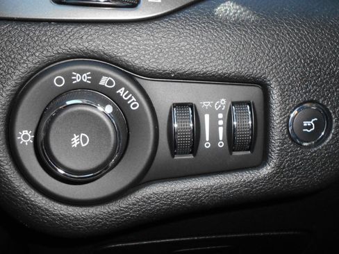 Certified 2019 Jeep Cherokee Latitude Plus w/ Comfort/Convenience Group AWD/4WD image 9