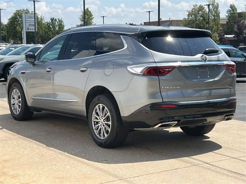 Used 2023 Buick Enclave Essence image 10