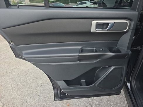 Used 2020 Ford Explorer XLT w/ Comfort Package image 15