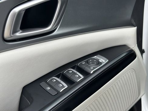 Used 2022 Kia Carnival LX image 17