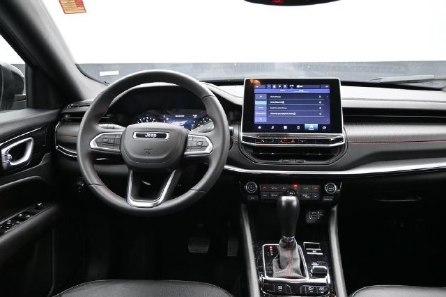 Used 2025 Jeep Compass Trailhawk AWD/4WD image 7