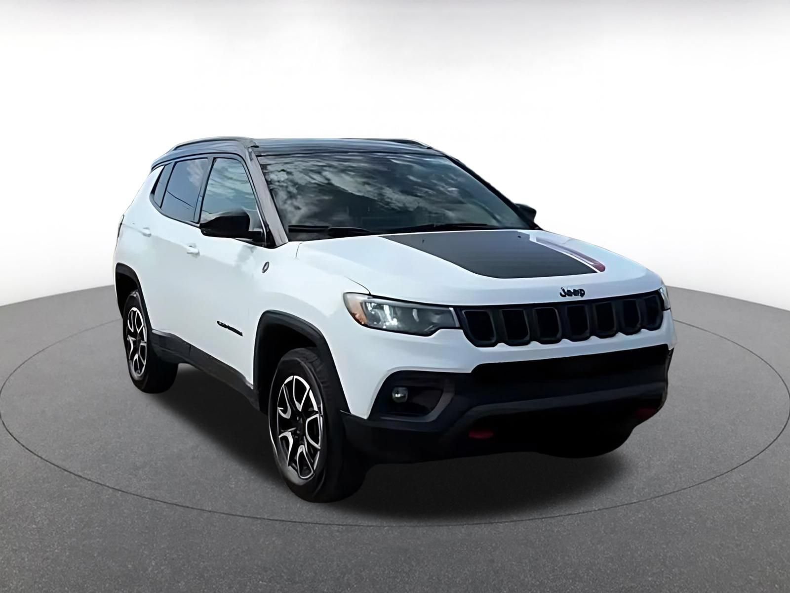Used 2025 Jeep Compass Trailhawk AWD/4WD image 3