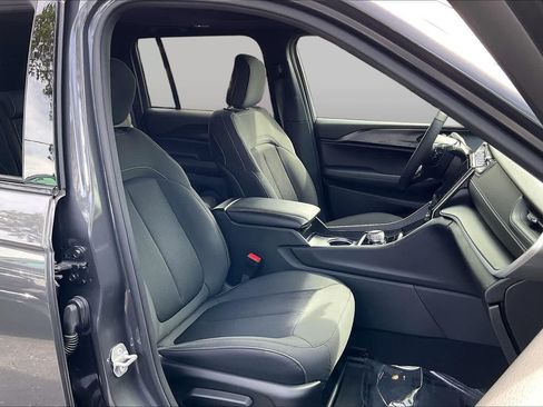Used 2025 Jeep Grand Cherokee Laredo X w/ Luxury Tech Group I RWD image 8