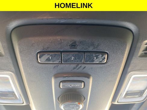 Used 2023 GMC Yukon XL SLT AWD/4WD image 24