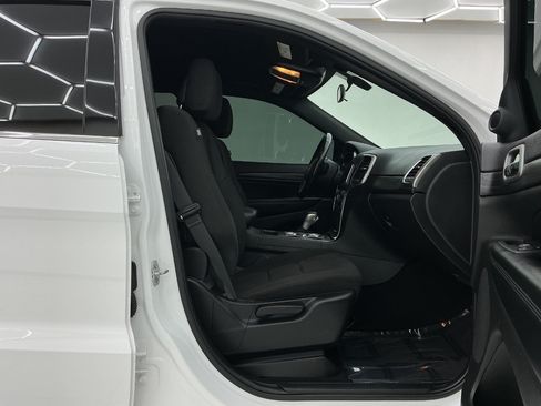 Used 2019 Jeep Grand Cherokee Laredo AWD/4WD image 15