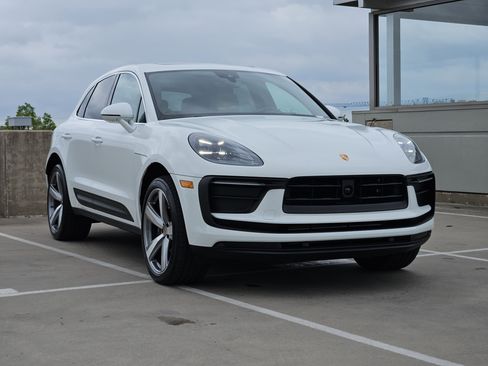Certified 2025 Porsche Macan image 10