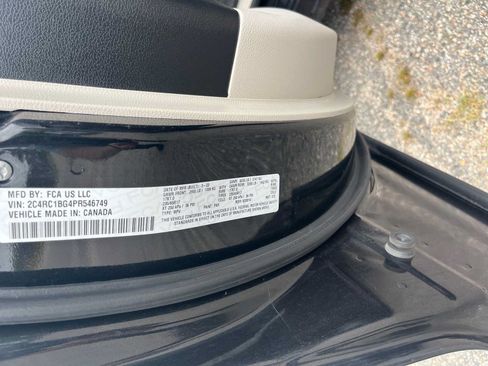 Used 2023 Chrysler Pacifica Touring-L FWD image 22