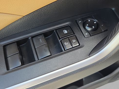 Used 2021 Toyota RAV4 XLE w/ Convenience Package FWD image 29
