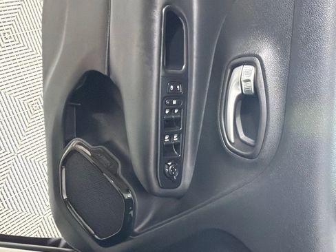 Used 2018 Jeep Renegade Altitude w/ UConnect 8.4 Nav Group AWD/4WD image 11