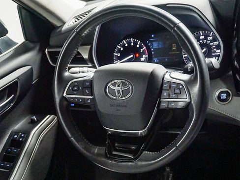 Used 2020 Toyota Highlander XLE image 19