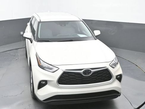 Used 2020 Toyota Highlander LE FWD image 30