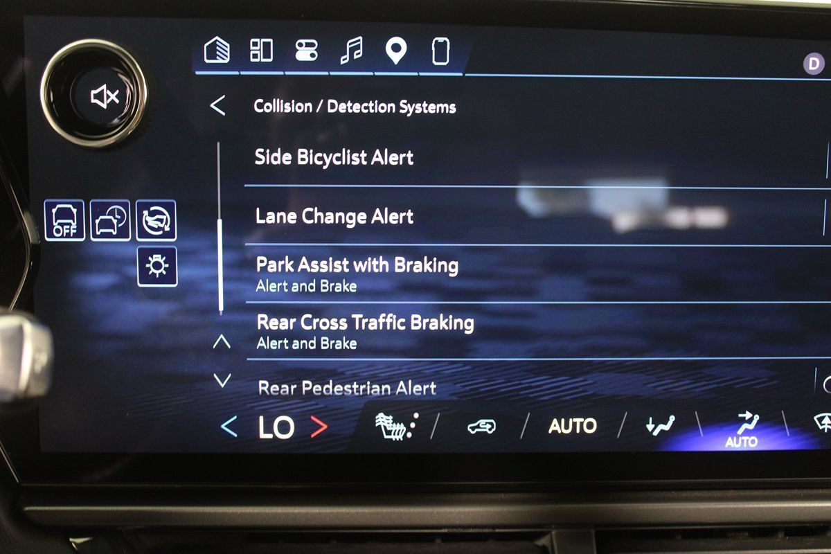 Used 2024 Chevrolet Equinox EV RS FWD image 17