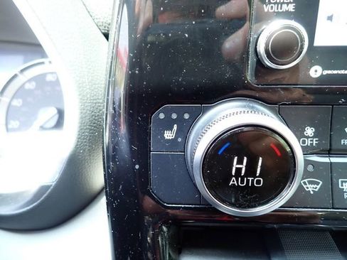 Used 2022 Toyota Highlander XLE AWD/4WD image 26