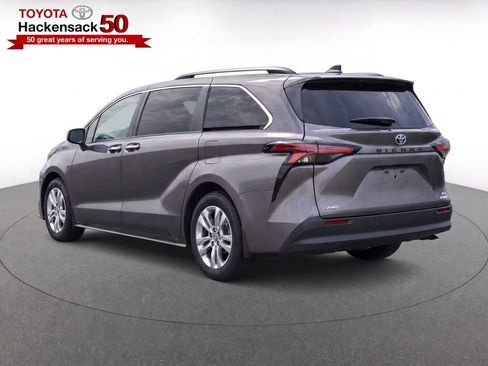 Used 2024 Toyota Sienna XLE w/ XLE Plus Package AWD/4WD image 3