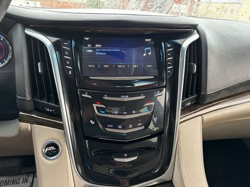 Used 2018 Cadillac Escalade ESV Luxury AWD/4WD image 21