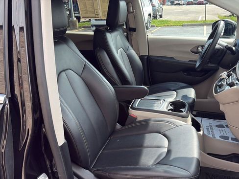 Used 2024 Chrysler Pacifica Limited FWD image 23