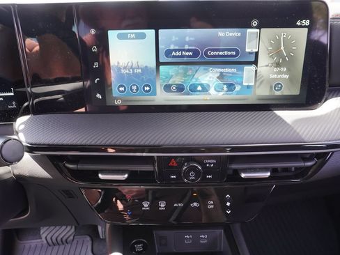 Used 2025 Nissan Kicks SR FWD image 19