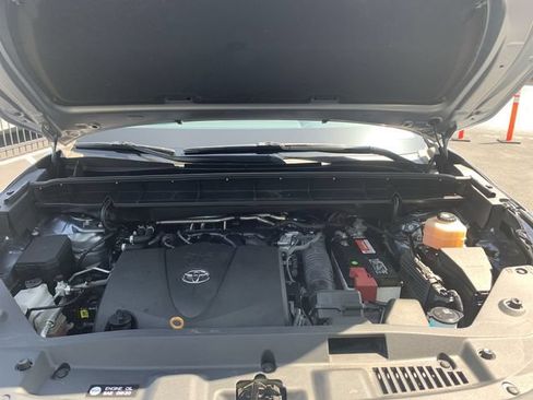 Used 2022 Toyota Highlander XLE FWD image 16