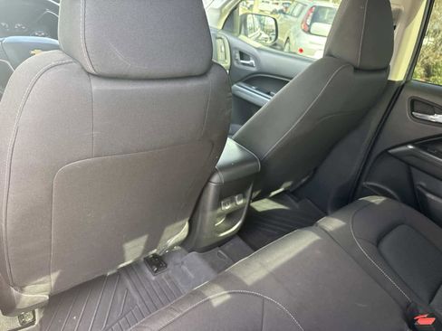 Used 2022 Chevrolet Colorado LT w/ LT Convenience Package image 12