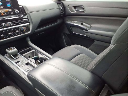 Used 2024 Nissan Pathfinder SV image 12