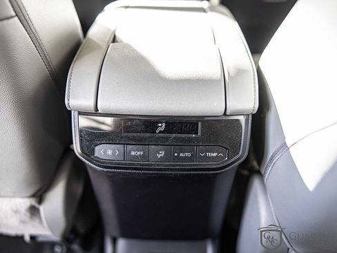 Used 2021 Toyota Highlander XLE image 37