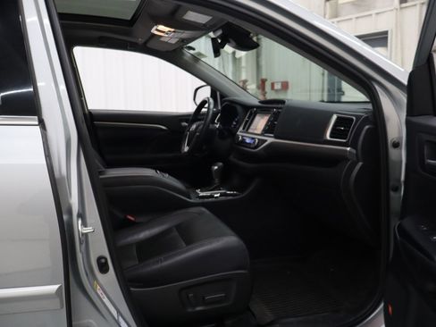 Used 2019 Toyota Highlander Limited Platinum AWD/4WD image 34