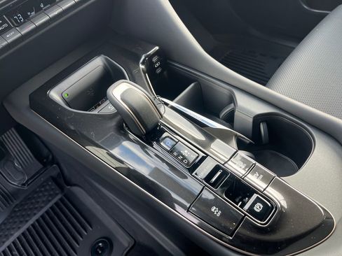 New 2025 Toyota Crown Signia image 25