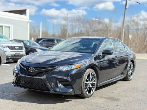 Used 2018 Toyota Camry SE image 3