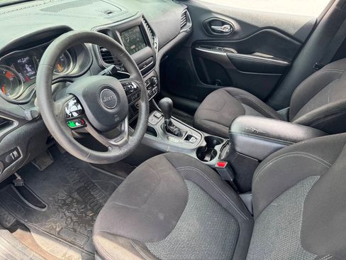 Used 2019 Jeep Cherokee Latitude w/ Popular Appearance Group FWD image 10