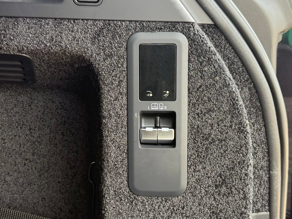 Certified 2026 Land Rover Range Rover SE AWD/4WD image 37