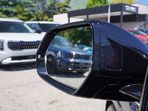 Used 2022 Lamborghini Urus AWD/4WD image 39