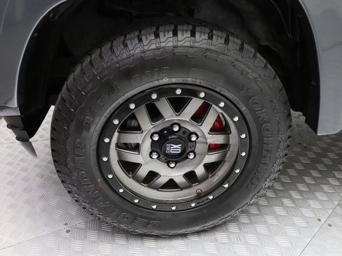 Used 2017 Toyota Tacoma TRD Sport image 4