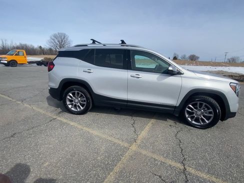 Certified 2022 GMC Terrain SLT w/ Tech Package AWD/4WD image 9