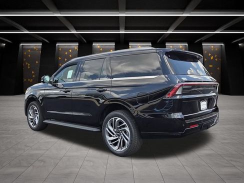 New 2027 Lincoln Navigator Premiere RWD image 3