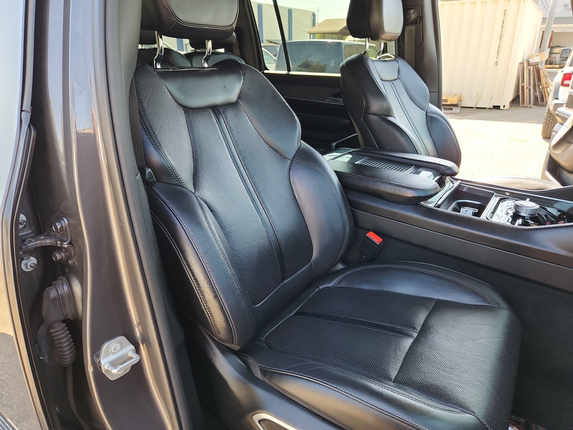 Used 2022 Jeep Wagoneer Series III w/ Premium Group I AWD/4WD image 27