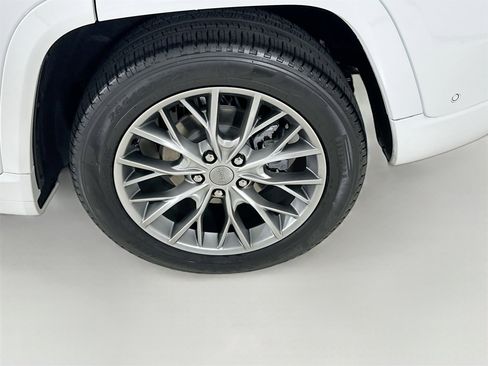 Used 2025 Jeep Grand Cherokee Summit w/ Luxury Tech Group V image 34