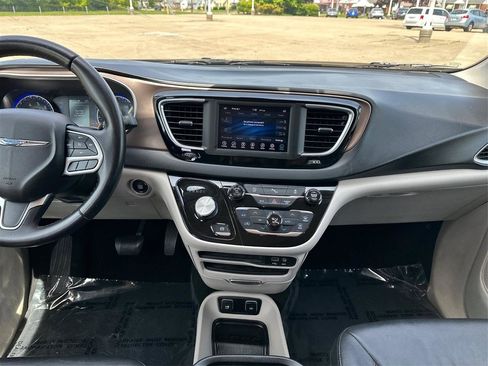 Used 2018 Chrysler Pacifica Touring-L FWD image 13