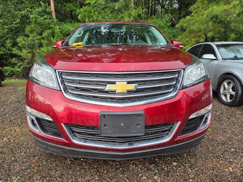 Used 2017 Chevrolet Traverse LT w/ Style and Technology Package FWD image 2