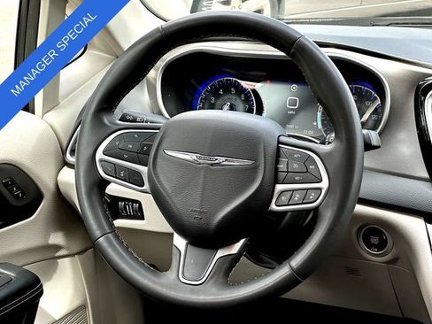 Used 2023 Chrysler Pacifica Touring-L FWD image 31