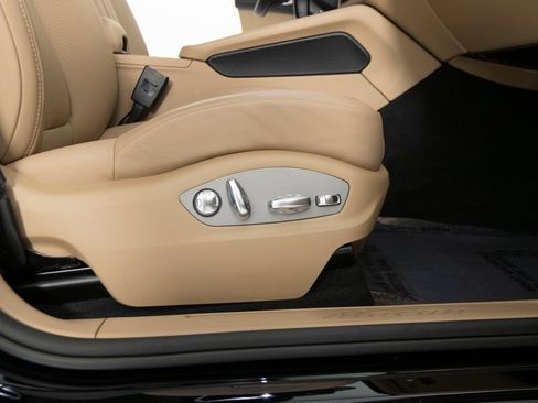Certified 2025 Porsche Macan AWD/4WD image 33