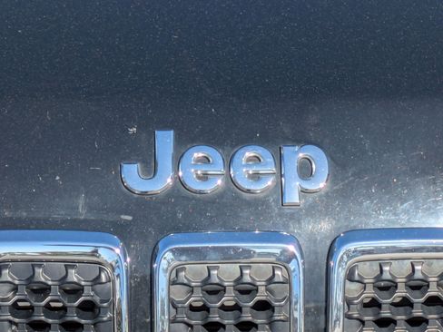 Used 2019 Jeep Cherokee Limited FWD image 13