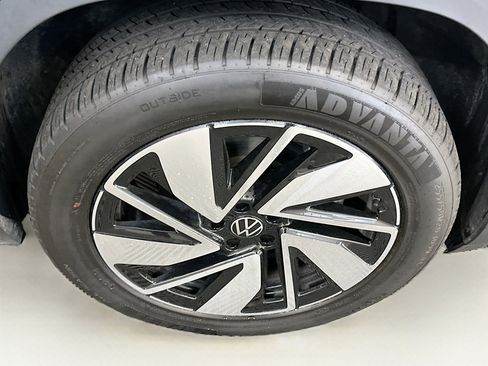 Used 2025 Volkswagen Atlas SE image 11