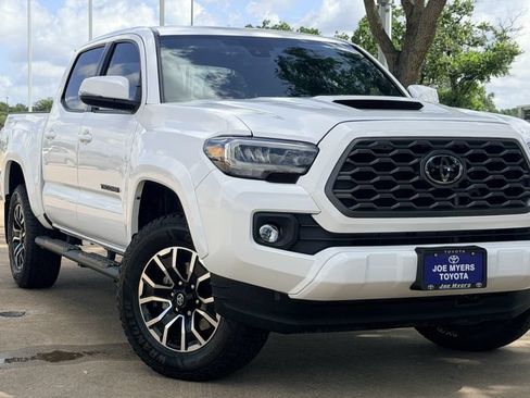 Used 2022 Toyota Tacoma TRD Sport w/ Technology Package RWD image 2