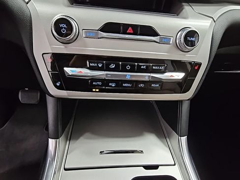 Used 2022 Ford Explorer XLT w/ Equipment Group 202A image 19