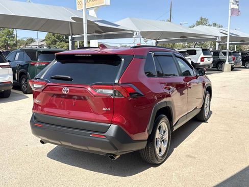 Used 2019 Toyota RAV4 XLE w/ Convenience Package FWD image 8