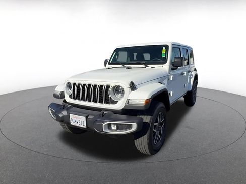 Used 2025 Jeep Wrangler Unlimited Sahara AWD/4WD image 7