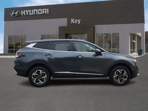 Used 2024 Kia Sportage LX AWD/4WD image 3