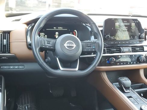 Certified 2025 Nissan Pathfinder Platinum AWD/4WD image 9