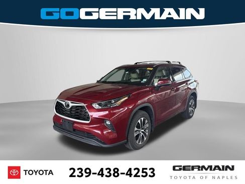 Used 2022 Toyota Highlander XLE AWD/4WD image 1